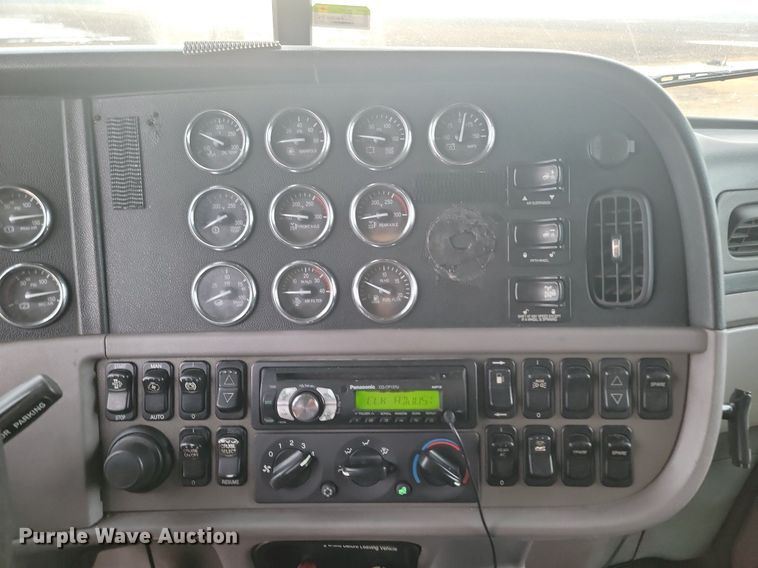 image for item DP3420 2011 Peterbilt  386 semi truck