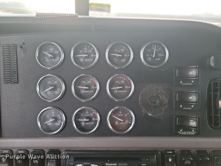 image for item DP3420 2011 Peterbilt  386 semi truck