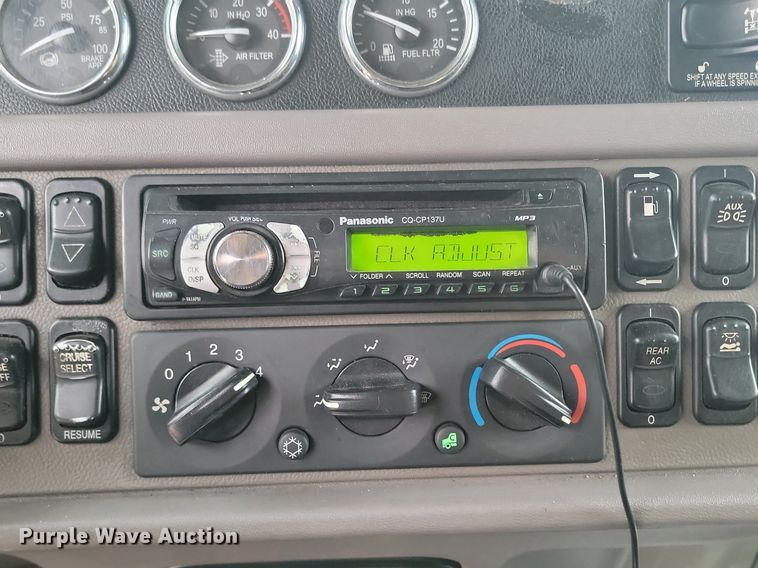 image for item DP3420 2011 Peterbilt  386 semi truck