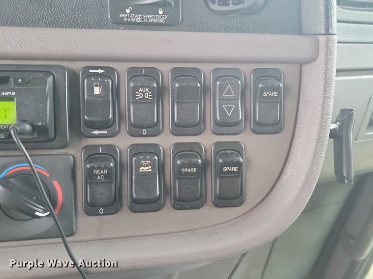 image for item DP3420 2011 Peterbilt  386 semi truck