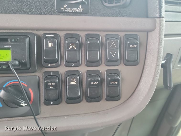 image for item DP3420 2011 Peterbilt  386 semi truck