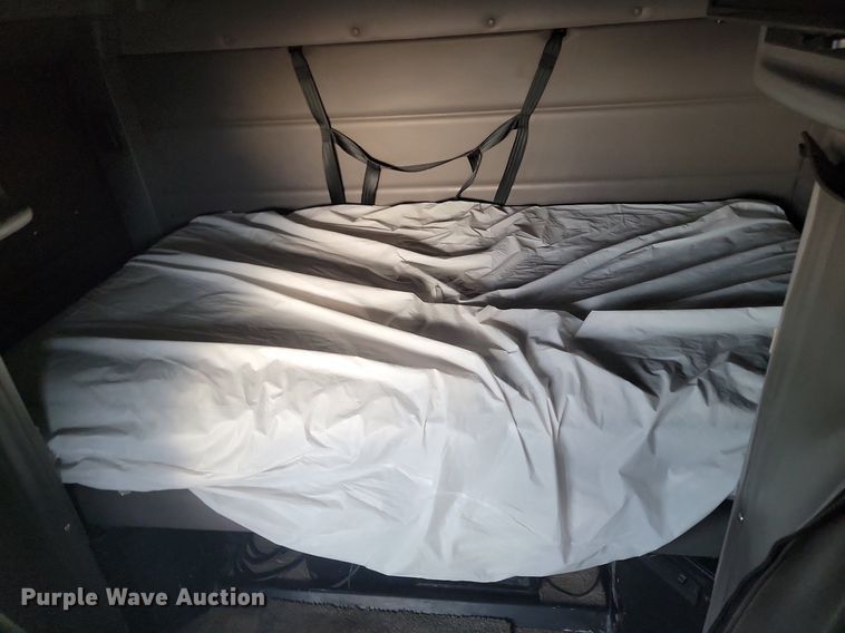 image for item DP3420 2011 Peterbilt  386 semi truck