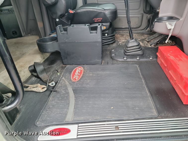 image for item DP3420 2011 Peterbilt  386 semi truck