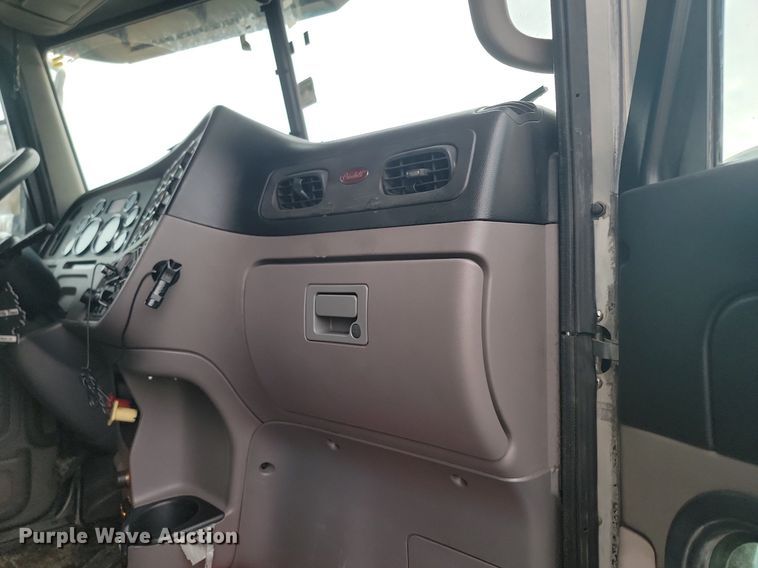 image for item DP3420 2011 Peterbilt  386 semi truck