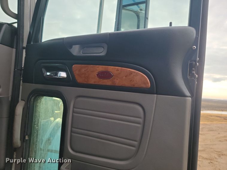 image for item DP3420 2011 Peterbilt  386 semi truck