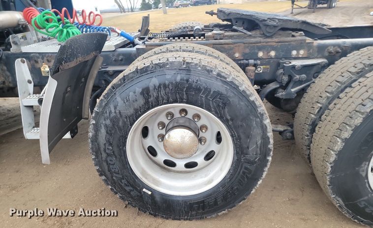 image for item DP3420 2011 Peterbilt  386 semi truck