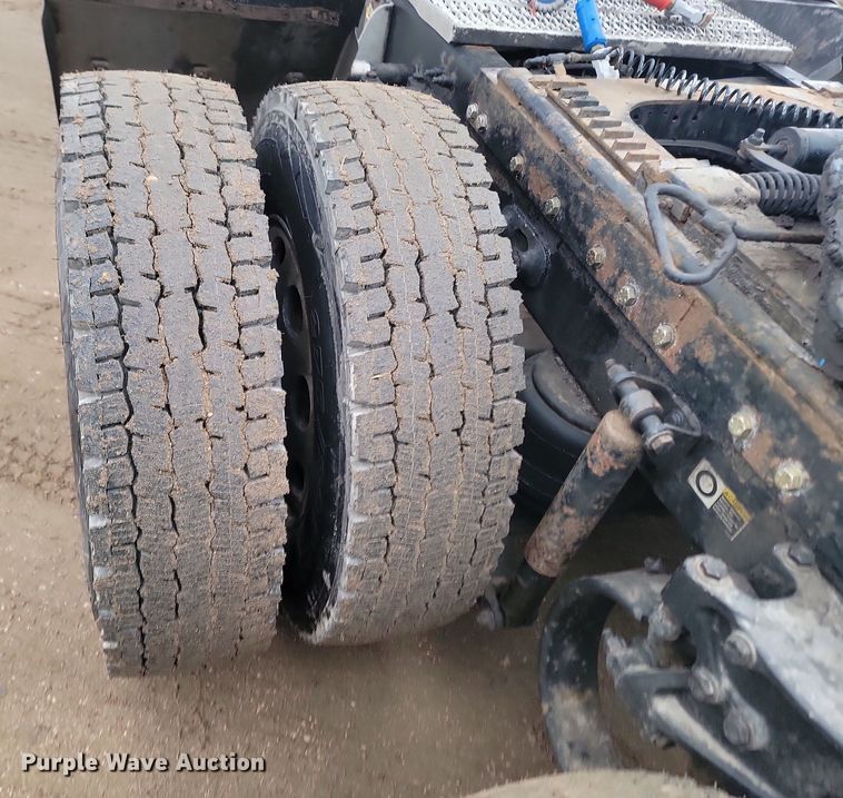 image for item DP3420 2011 Peterbilt  386 semi truck