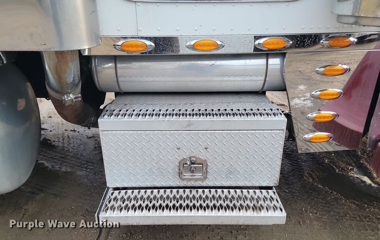 image for item DP3421 2005 Peterbilt 379 semi truck