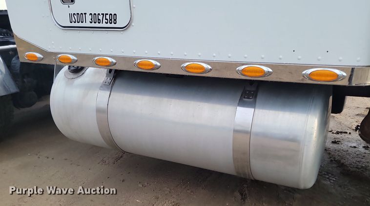 image for item DP3421 2005 Peterbilt 379 semi truck