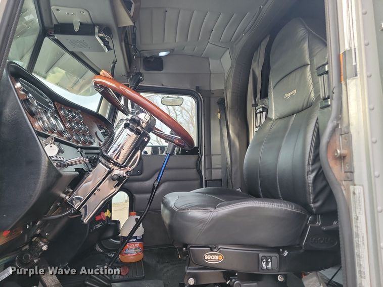 image for item DP3421 2005 Peterbilt 379 semi truck