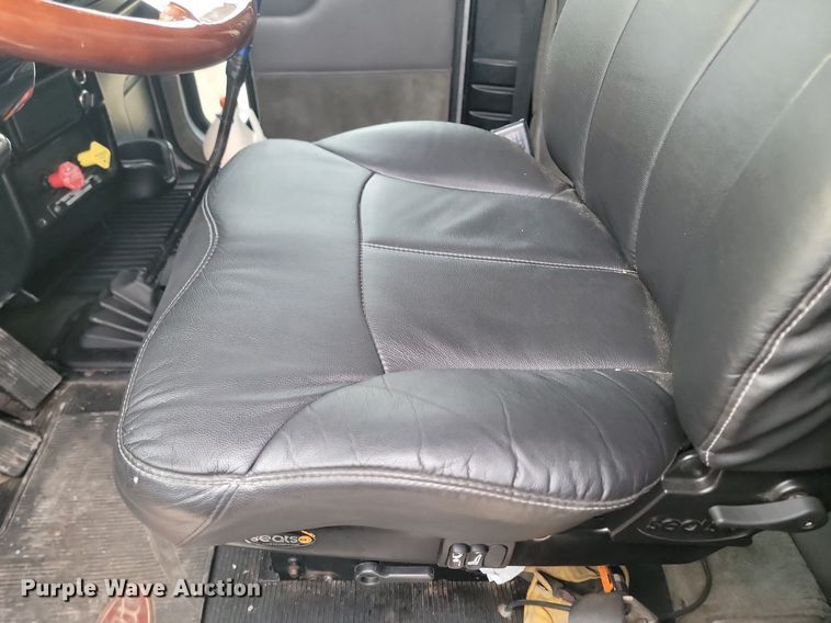 image for item DP3421 2005 Peterbilt 379 semi truck