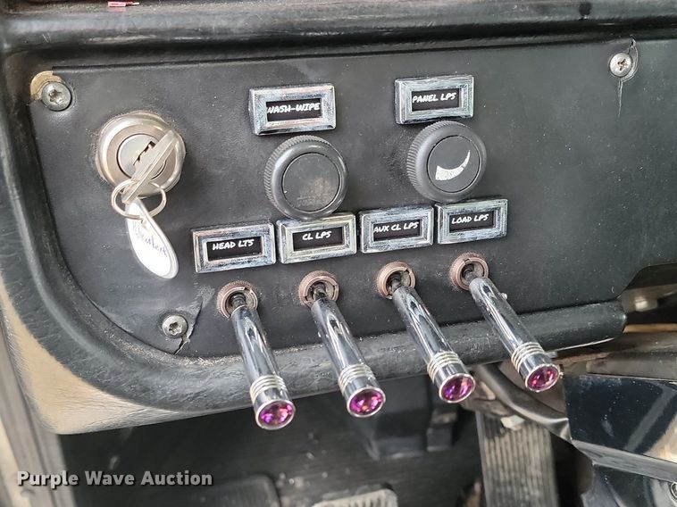 image for item DP3421 2005 Peterbilt 379 semi truck