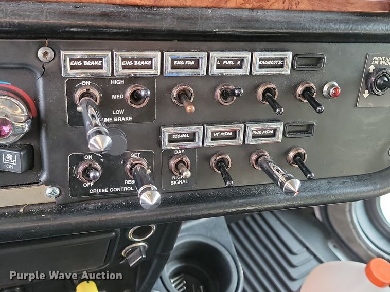 image for item DP3421 2005 Peterbilt 379 semi truck