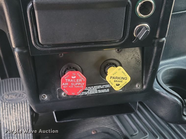 image for item DP3421 2005 Peterbilt 379 semi truck