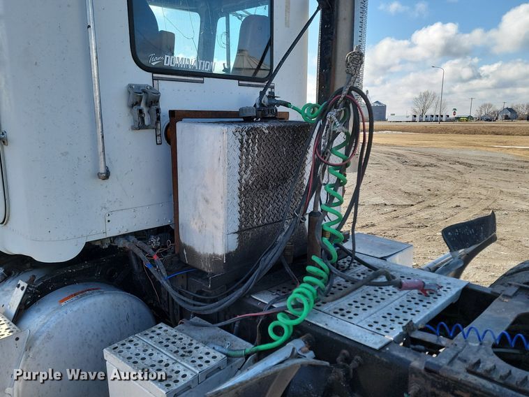 image for item DP3428 2000 Freightliner  FLD semi truck