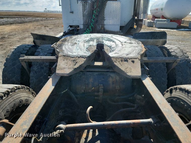 image for item DP3428 2000 Freightliner  FLD semi truck