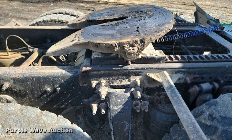 image for item DP3428 2000 Freightliner  FLD semi truck