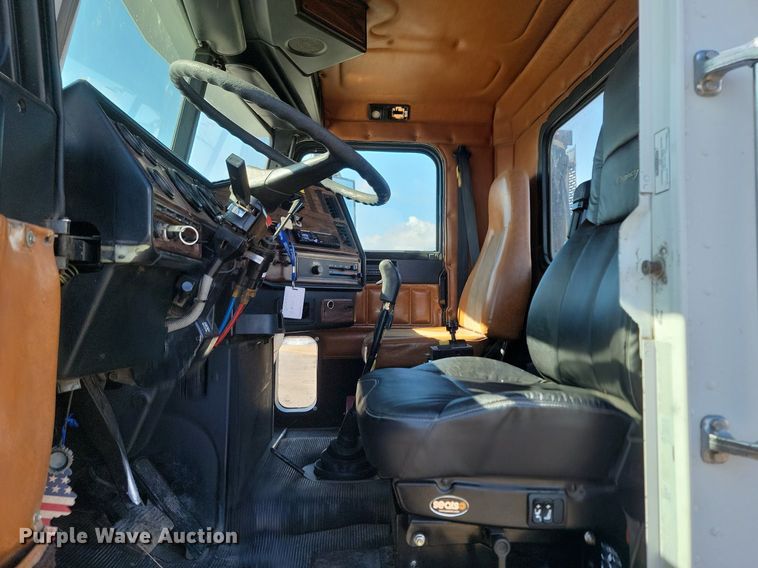 image for item DP3428 2000 Freightliner  FLD semi truck