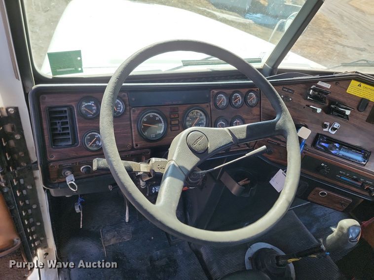 image for item DP3428 2000 Freightliner  FLD semi truck