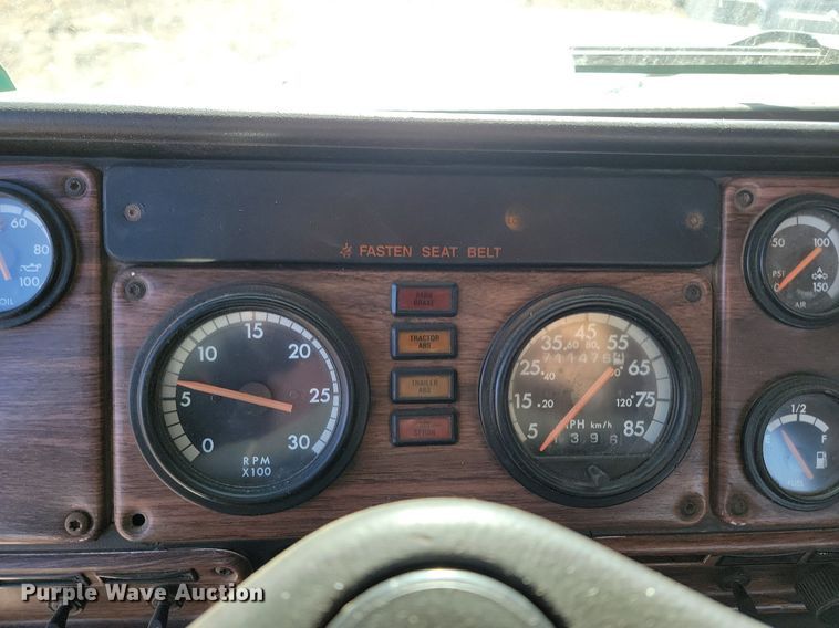 image for item DP3428 2000 Freightliner  FLD semi truck