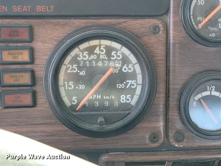 image for item DP3428 2000 Freightliner  FLD semi truck