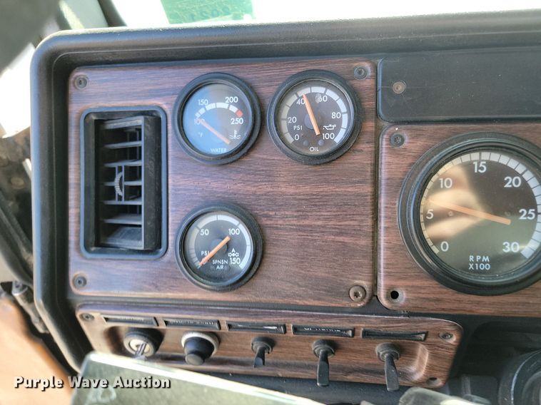 image for item DP3428 2000 Freightliner  FLD semi truck