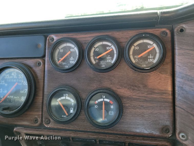 image for item DP3428 2000 Freightliner  FLD semi truck