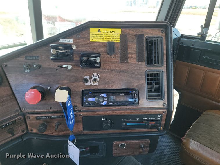 image for item DP3428 2000 Freightliner  FLD semi truck