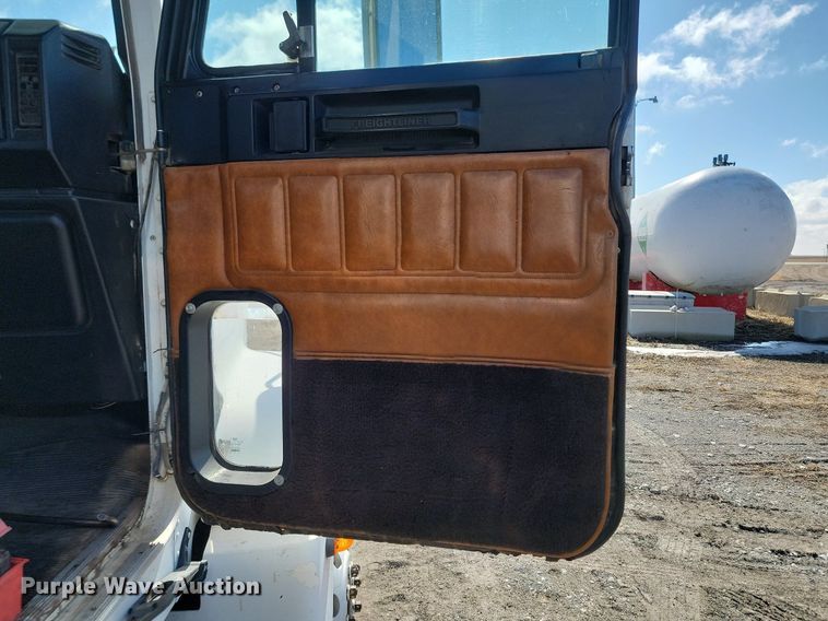 image for item DP3428 2000 Freightliner  FLD semi truck