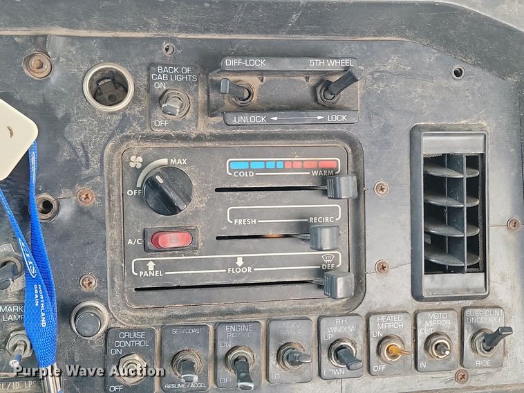 image for item DP3429 1995 White GMC semi truck