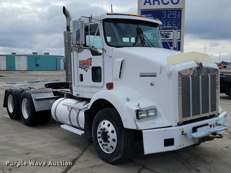 image for item DP3433 2003 Kenworth  T800 semi truck