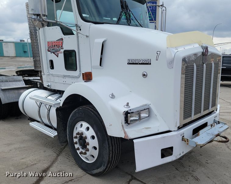 image for item DP3433 2003 Kenworth  T800 semi truck
