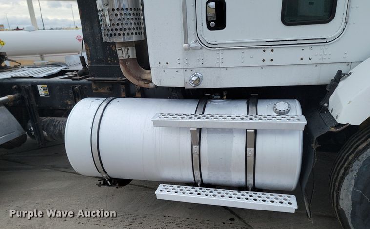 image for item DP3433 2003 Kenworth  T800 semi truck