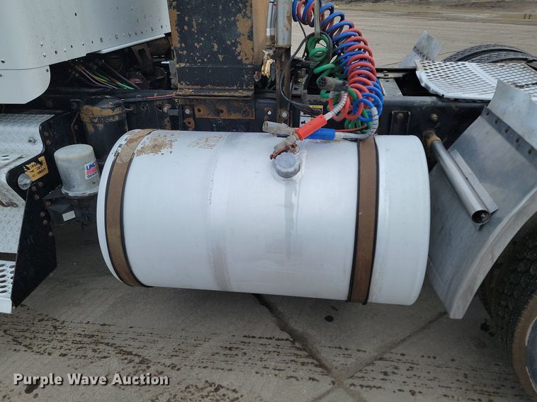 image for item DP3433 2003 Kenworth  T800 semi truck