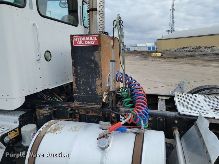 image for item DP3433 2003 Kenworth  T800 semi truck