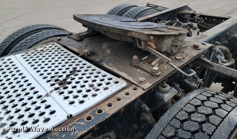 image for item DP3433 2003 Kenworth  T800 semi truck