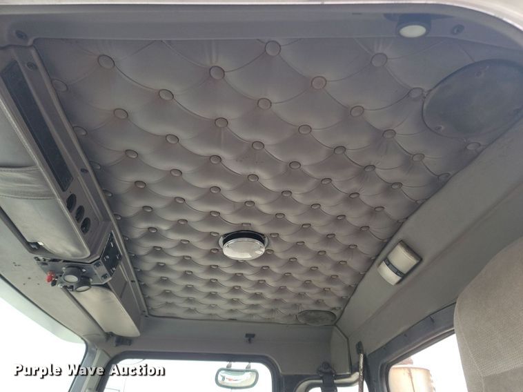 image for item DP3433 2003 Kenworth  T800 semi truck