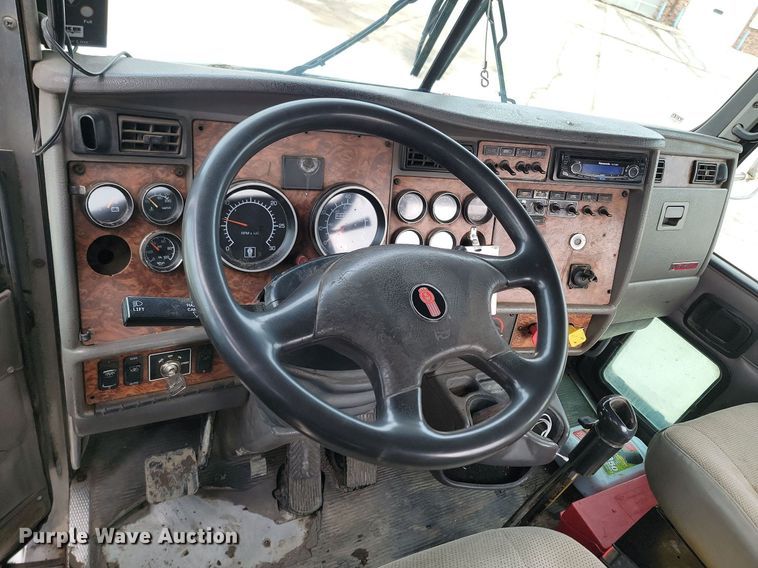 image for item DP3433 2003 Kenworth  T800 semi truck