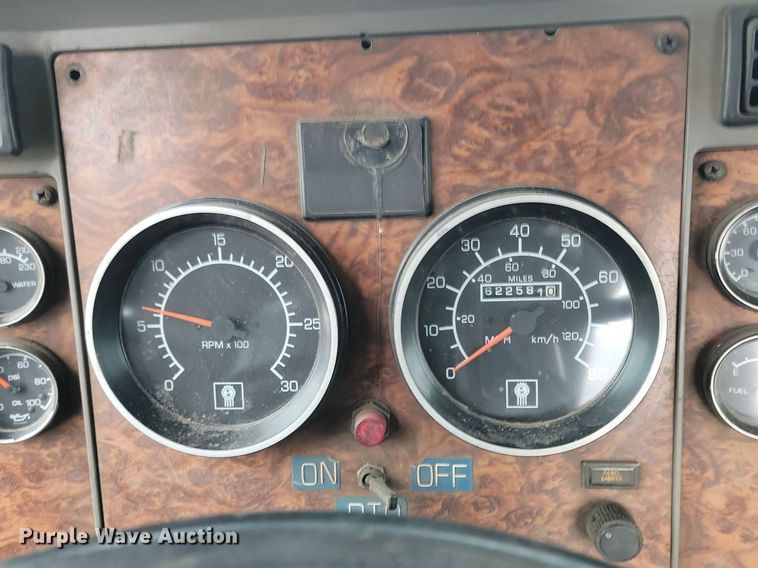 image for item DP3433 2003 Kenworth  T800 semi truck