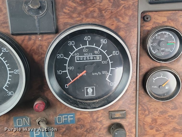 image for item DP3433 2003 Kenworth  T800 semi truck