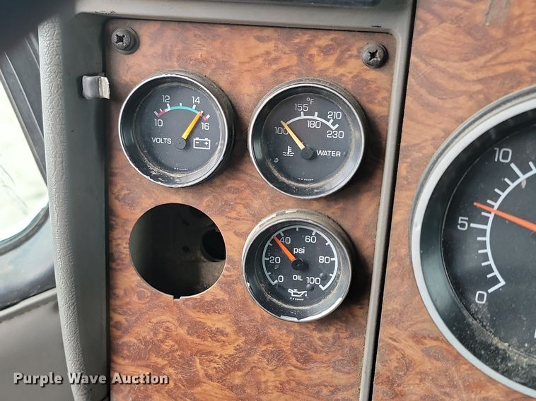 image for item DP3433 2003 Kenworth  T800 semi truck