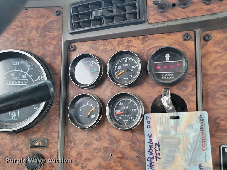 image for item DP3433 2003 Kenworth  T800 semi truck