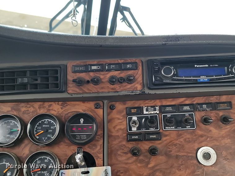 image for item DP3433 2003 Kenworth  T800 semi truck