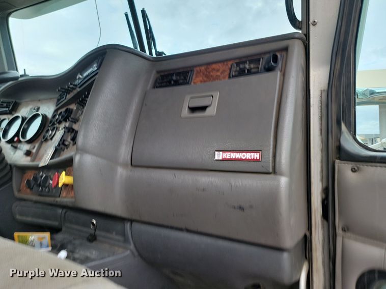 image for item DP3433 2003 Kenworth  T800 semi truck