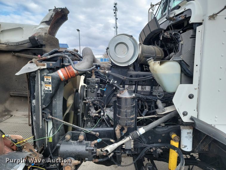 image for item DP3433 2003 Kenworth  T800 semi truck