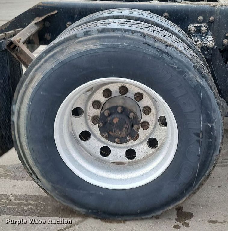 image for item DP3433 2003 Kenworth  T800 semi truck