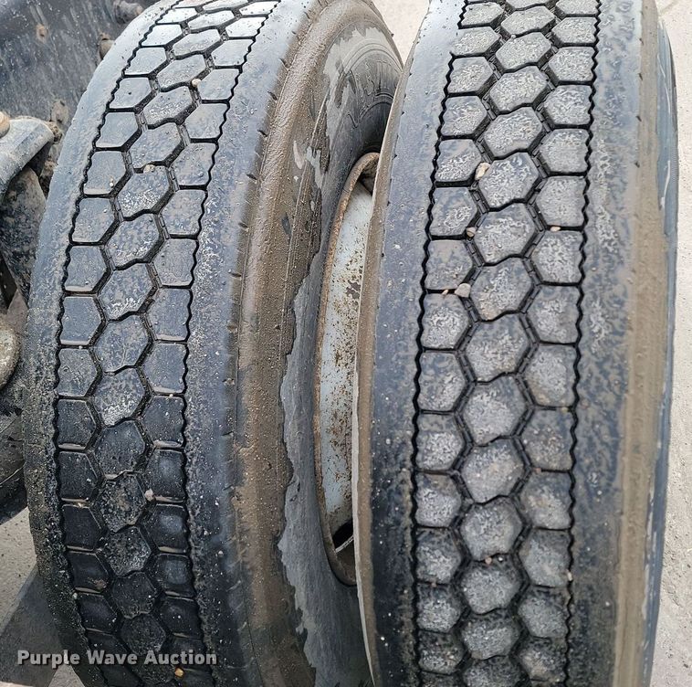 image for item DP3433 2003 Kenworth  T800 semi truck