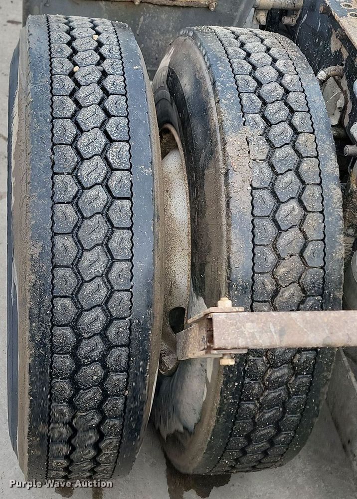 image for item DP3433 2003 Kenworth  T800 semi truck