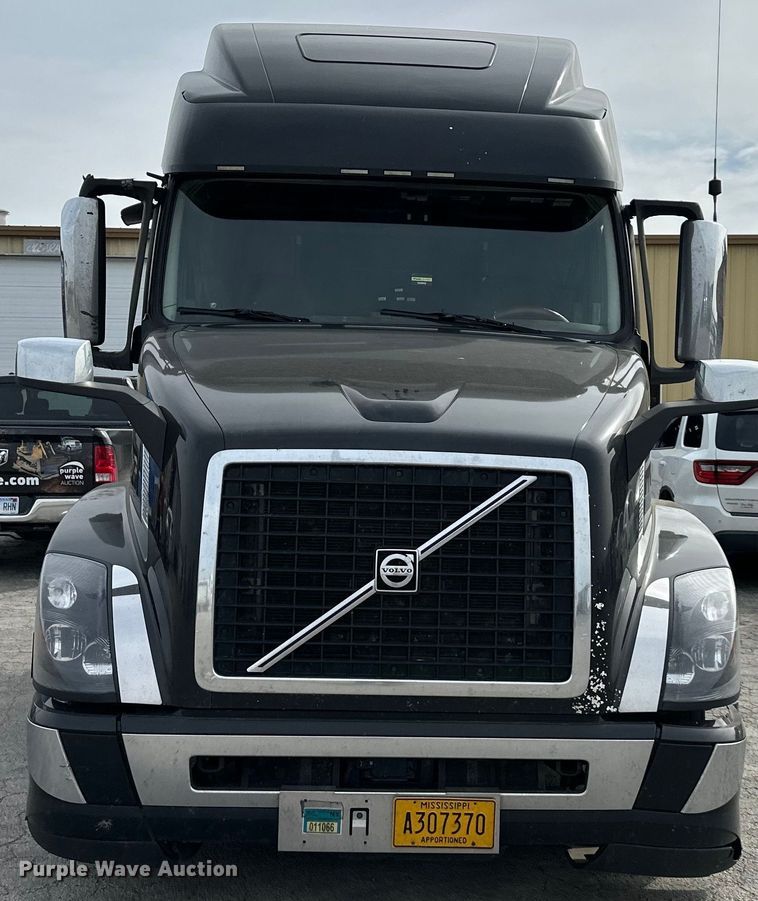 image for item DQ6421 2018 Volvo VNL semi truck