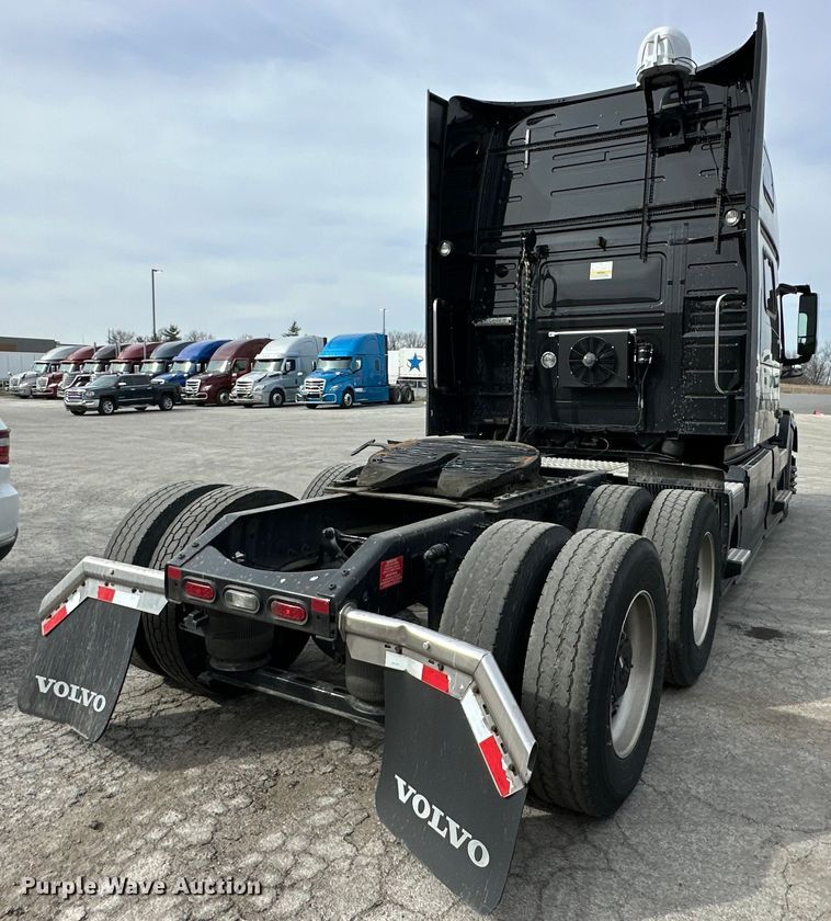 image for item DQ6421 2018 Volvo VNL semi truck